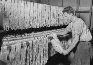 Viskosespinnerei in Paterson, New Jersey 1937. Viskosefaserstränge werden zum Trocknen aufgehängt
