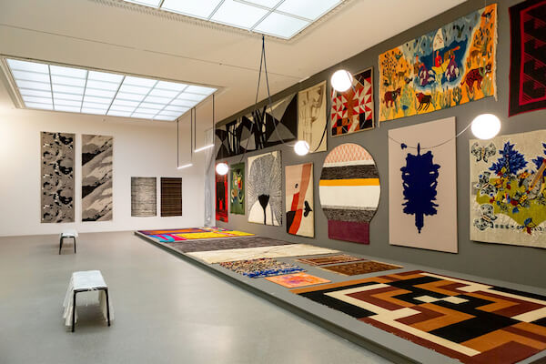 Ausstellungsansicht. Textile Welten, Die Neue Sammlung, 2023. Foto: Anna Seibel, Die Neue Sammlung