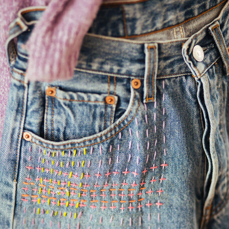 Jeans mit Visible Mending Jeans-Mending (c) Kollektiv-Fischka-Stefanie-Freynschlag