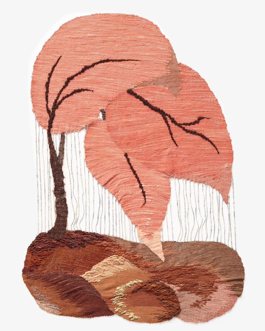 gewebtes Bild eines Baumes in Rosa- und Brauntönen