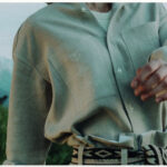 Ein Leinenhemd mit hand-bestickten Brusttaschen