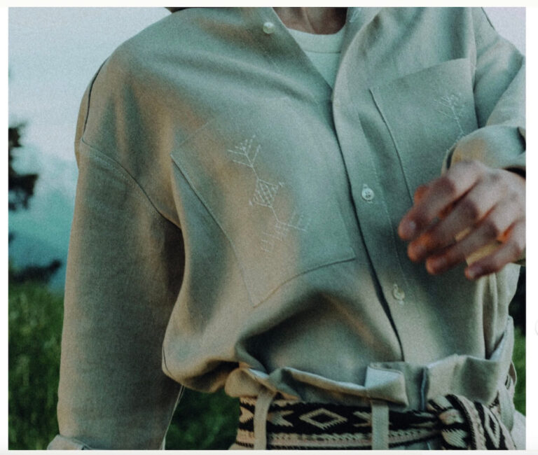 Ein Leinenhemd mit hand-bestickten Brusttaschen