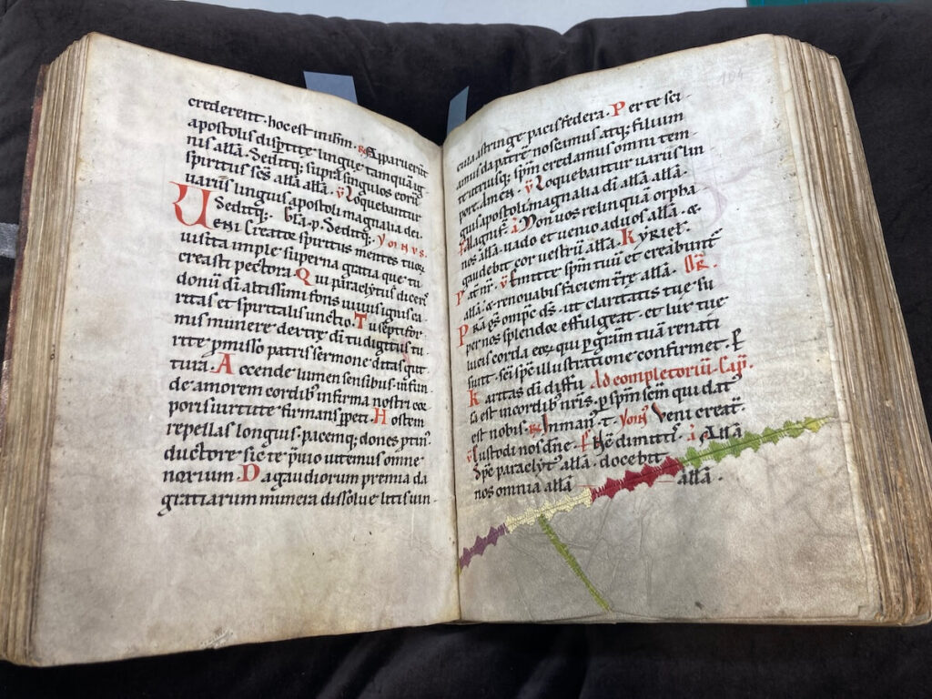 Stitching the Centuries: Feine Seidenstickereien in mittelalterlichen Manuskripten